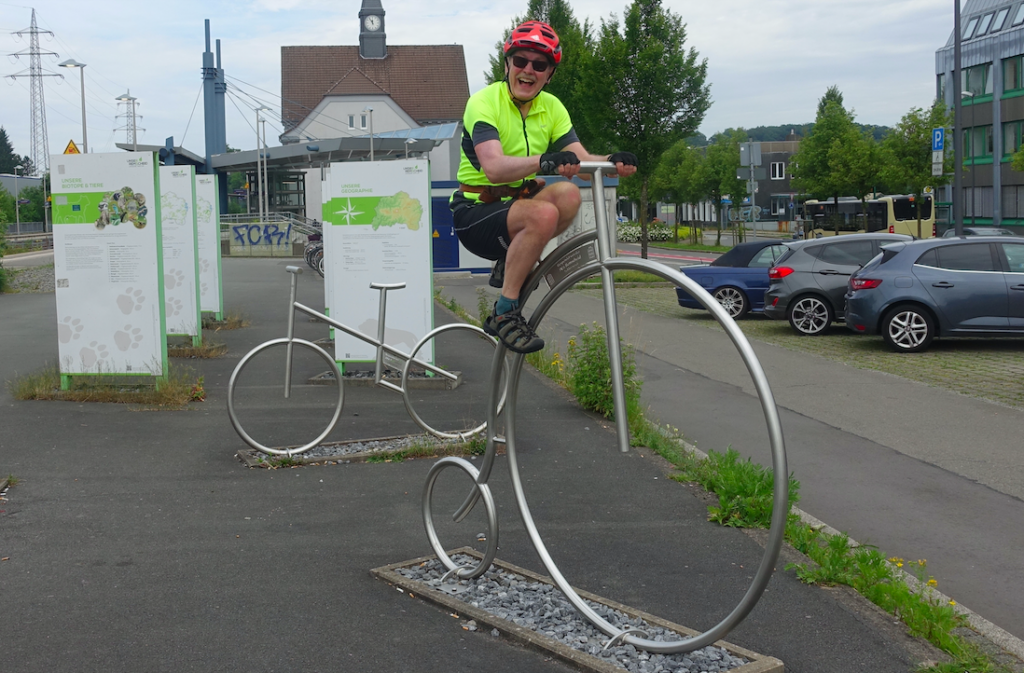 Sollte Frank vielleicht das Rad wechseln? Aber wohin mit dem Gepäck?