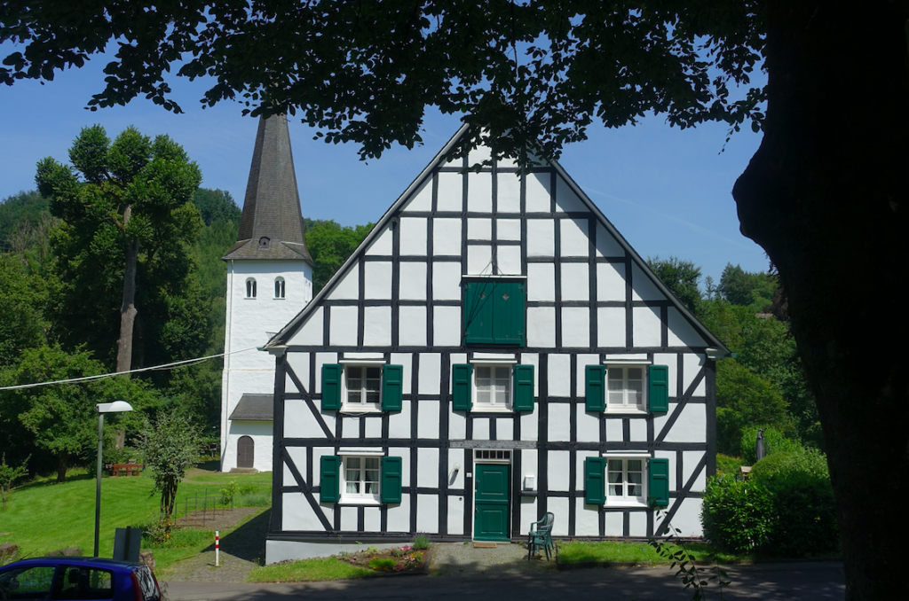 „Bunte Kerk“ im altbergischen Ensemble bei Bergneustadt