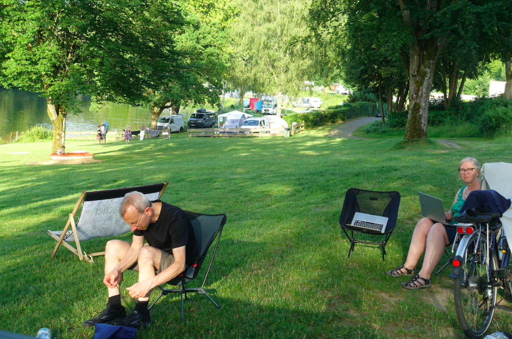 Nachdem die Badegäste weg waren, hatten wir die Zeltwiese am Biggesee für uns ganz allein