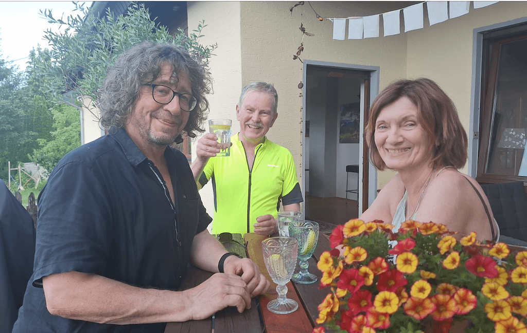 Achim und Uschi füllen uns mit Wasser ab – und holen mich gewissermaßen ins Leben zurück