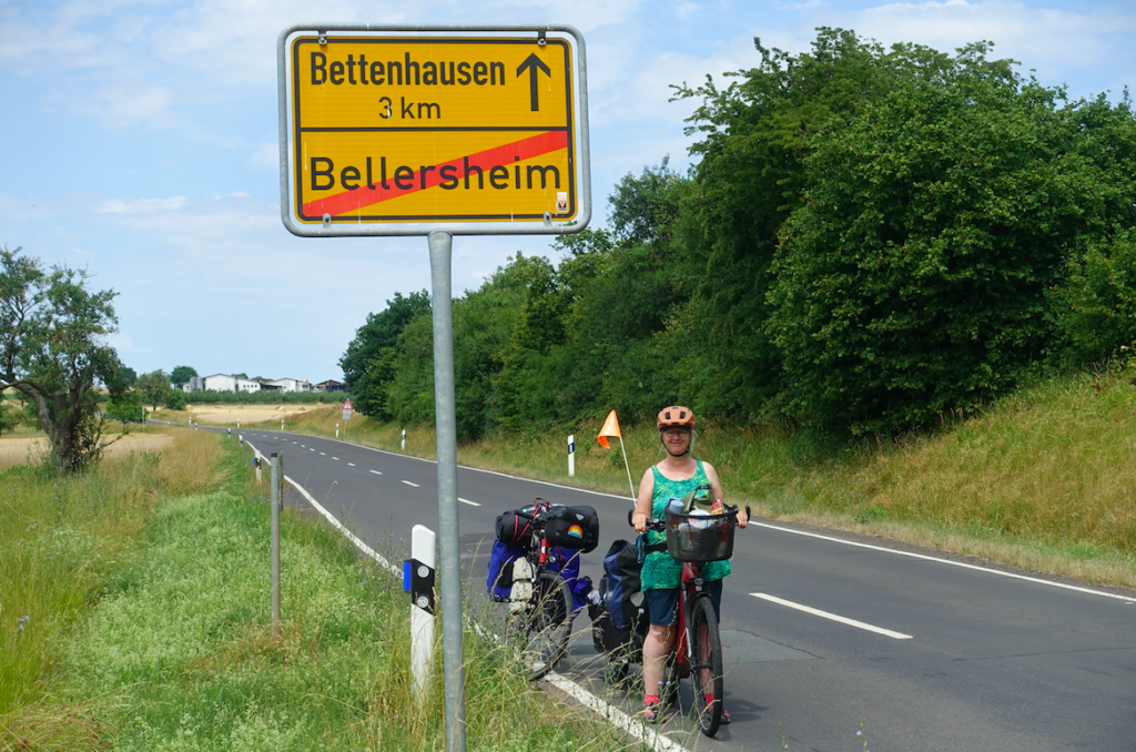 Auch der Blick zurück zeigt ein einladendes Ortsschild