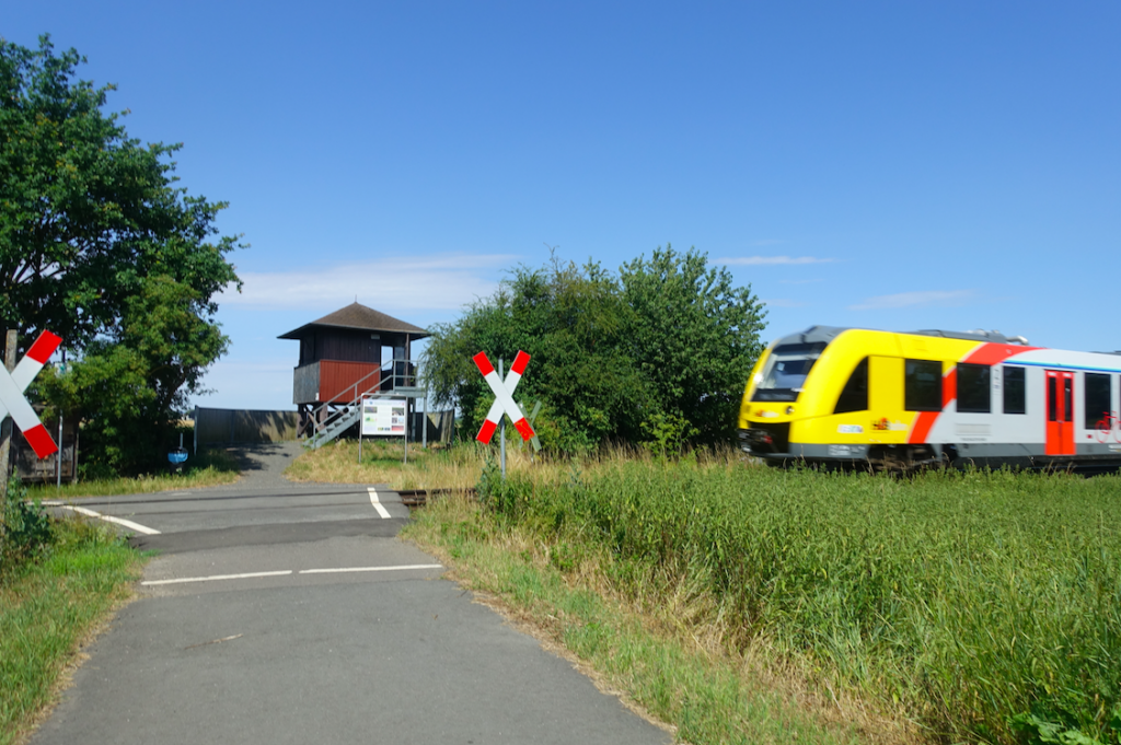 Obacht! Unbeschrankter Bahnübergang!