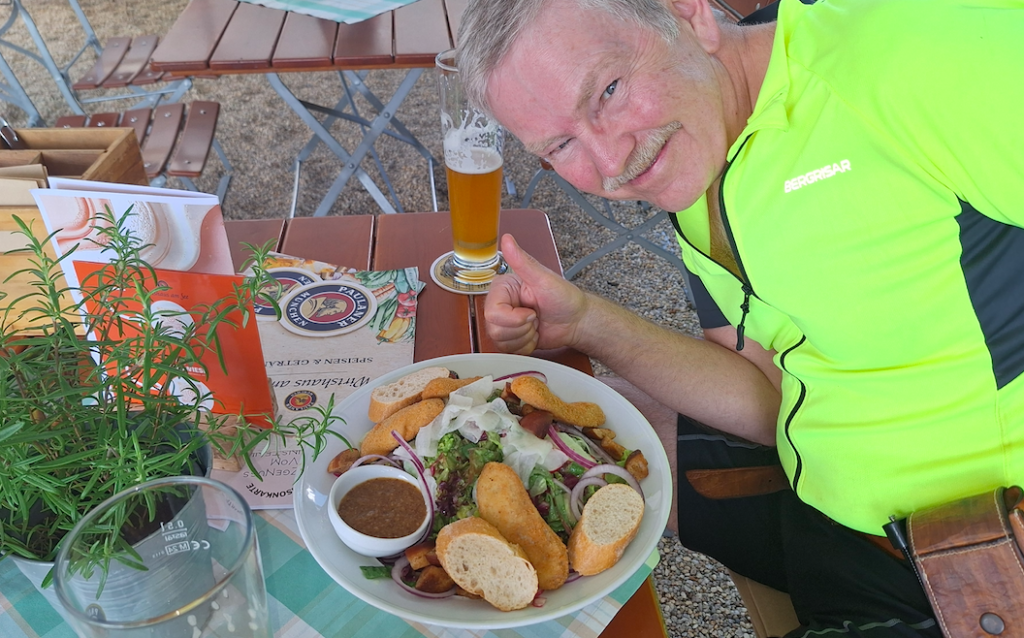 Zur „Äquatortaufe“ gab es panierte Weißwurst auf Salat und Weißbier