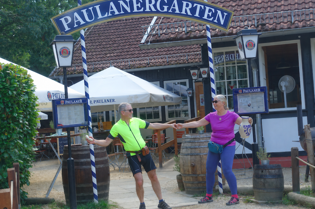 Direkt am Weißwurstäquator: Sabine mit Bembel noch in Hessen – Frank mit Weißwurst schon in Bayern: Holdrio!