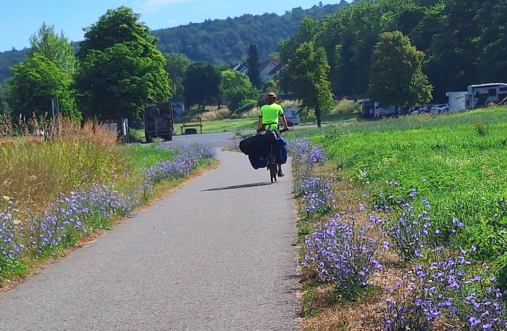 Eine Weile später rief mir ein Radfahrer zu: Ihre Rolle rutscht bald links runter