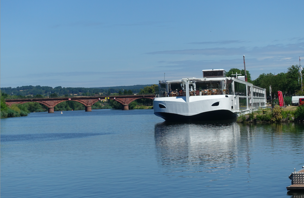 Tolle alte Bogenbrücke und ein 135 m langes Flusskreuzfahrtschiff der Viking-Flotte