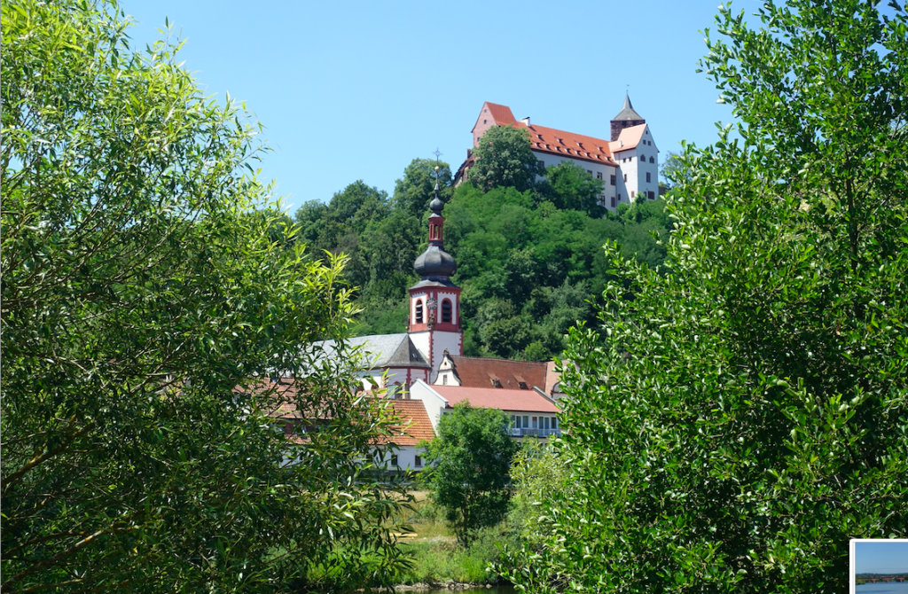 Heute kamen wir an insgesamt drei Kirchen vorbei, die aussahen, als stünden sie mitten im Wald