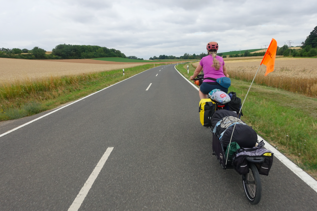 Ab und zu lassen sich Landstraßen nicht vermeiden. Zum Glück kaum Verkehr hier.