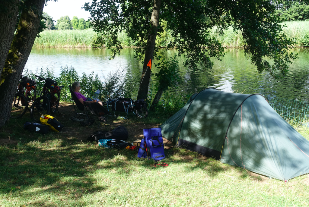 Zelten direkt an der Regnitz auf dem großen Campingplatz Insel