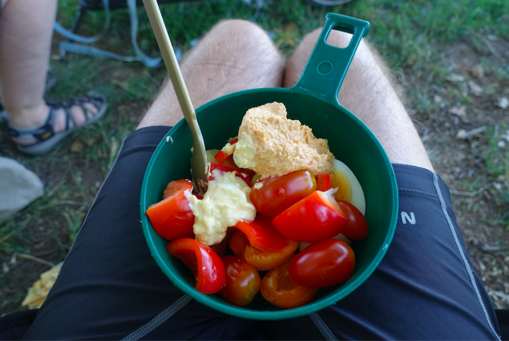 Heute ist kalte Küche mit Rohkost und Hummus angesagt