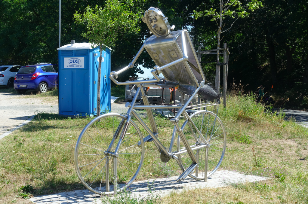 Radlerskulptur mit Karpfen, der hier im Aischtal offenbar eine wichtige Bedeutung hat