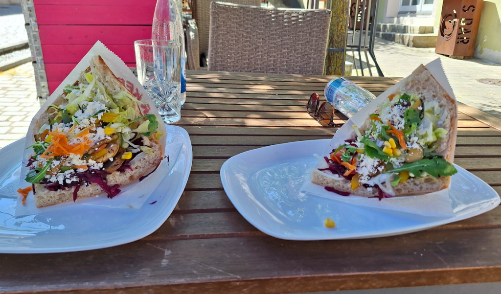 Mittagsrast mit in Bad Windsheim vegetarischem Kebab