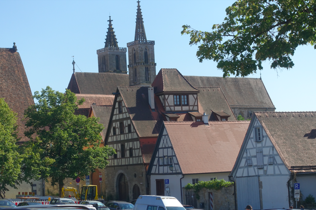 Zum Glück kennen wir Rothenburg, sodass ein kleiner Bogen entlang der Stadtmauer genügt