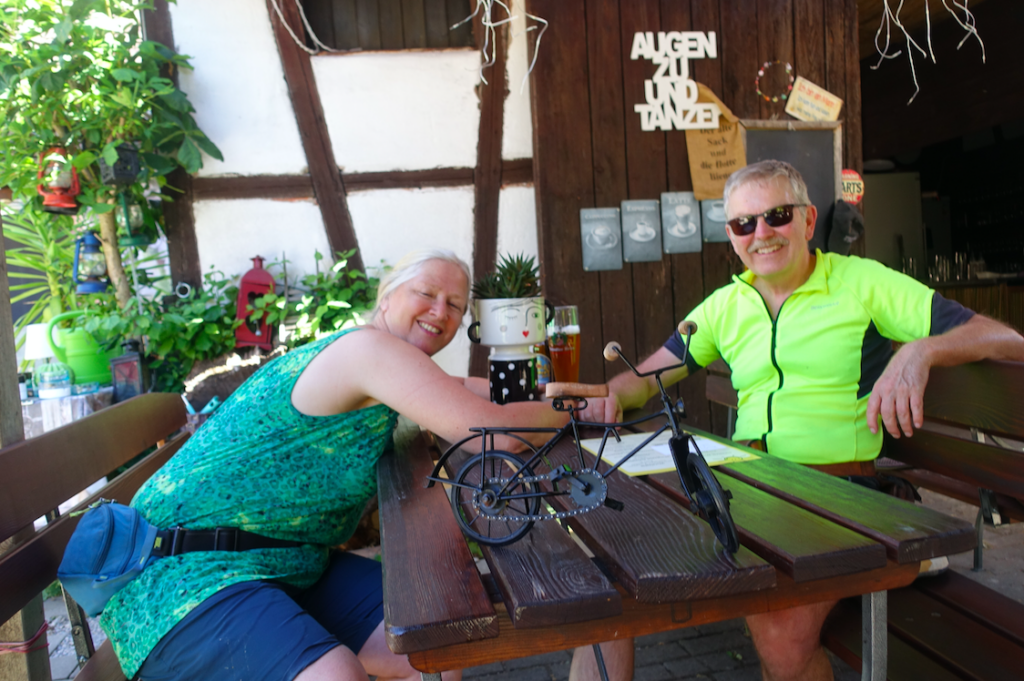 Biergarten Leutershausen mit netten „Tischobjekten“