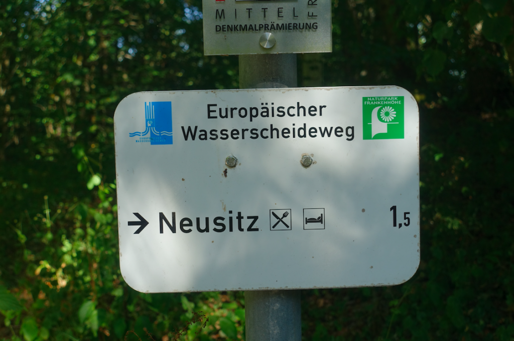 Wanderweg an der europäischen Hauptwasserscheide (ein großes Schild und eine Linie auf der Straße hätte ich erwartet – ist doch was, oder?)
