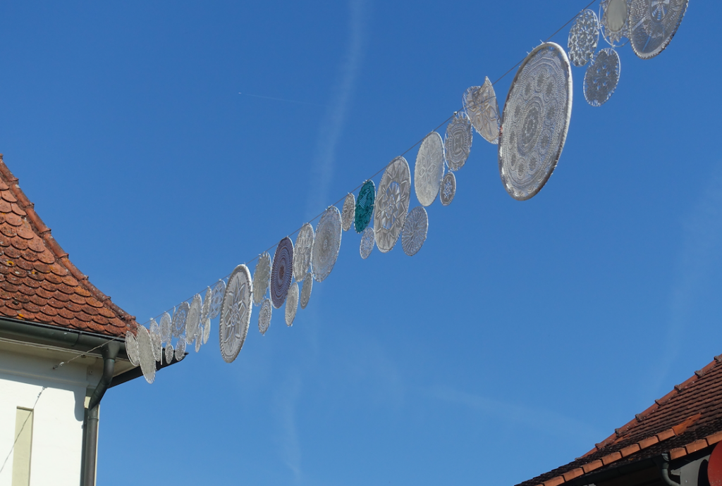Klöppelkunst zwischen Häusern in Ornbau