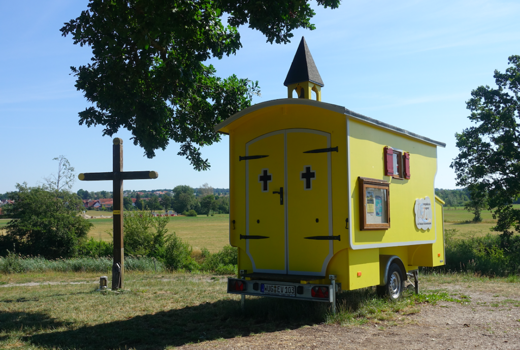 Kirchen-Schäferwagen nahe dem Altmühl-See: Witzige Idee!