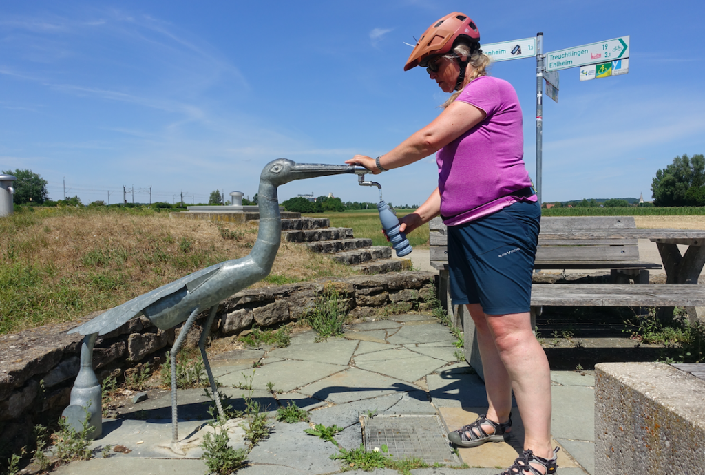 Ein wasserspendender Eisenstorch kam uns gerade recht