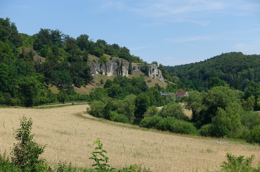 In und um Dollnstein wartet das Altmühltal mit vielen Kalksteinfelsen auf