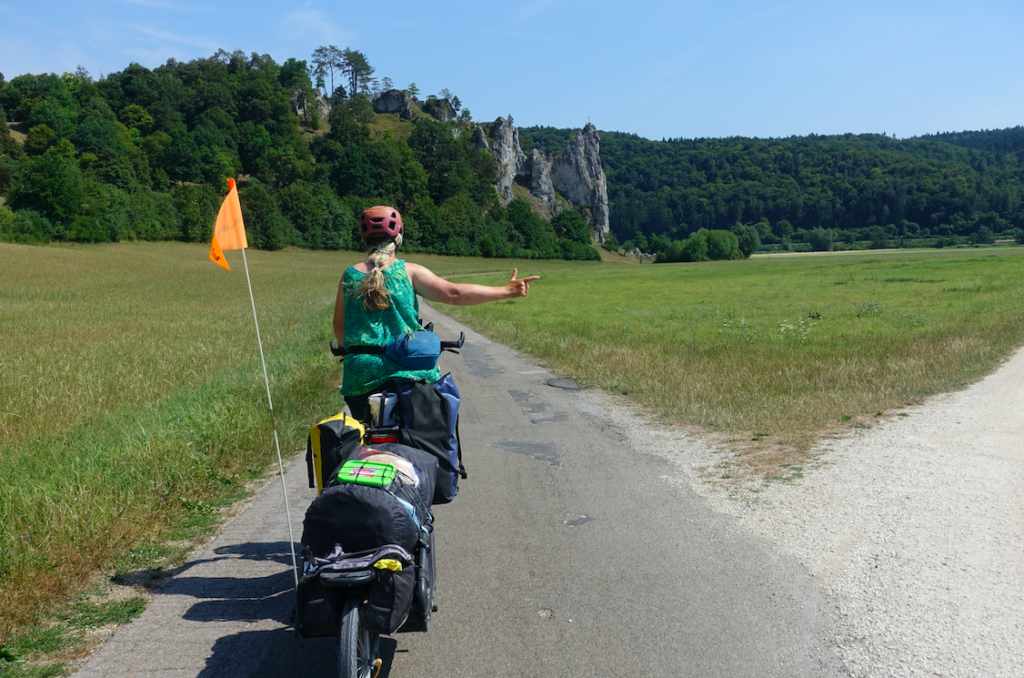 Sabines typische Handzeichen ab 5 km vor dem Ziel: hier sind es noch 2 km