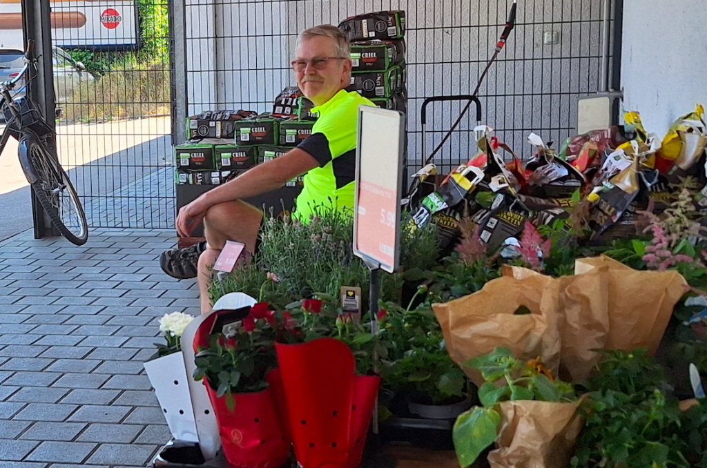 Während Sabine Vorräte einkauft, wartet Frank geduldig vor dem Laden … zum x-ten Mal