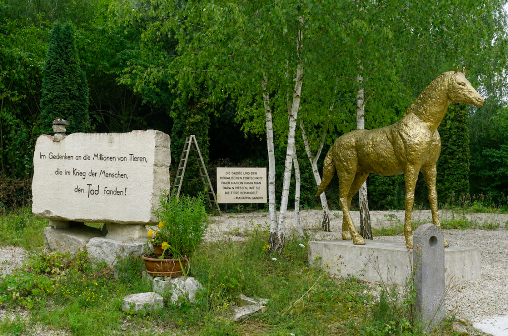 Ungewöhnliches Denkmal am Rand von Wettelsheim