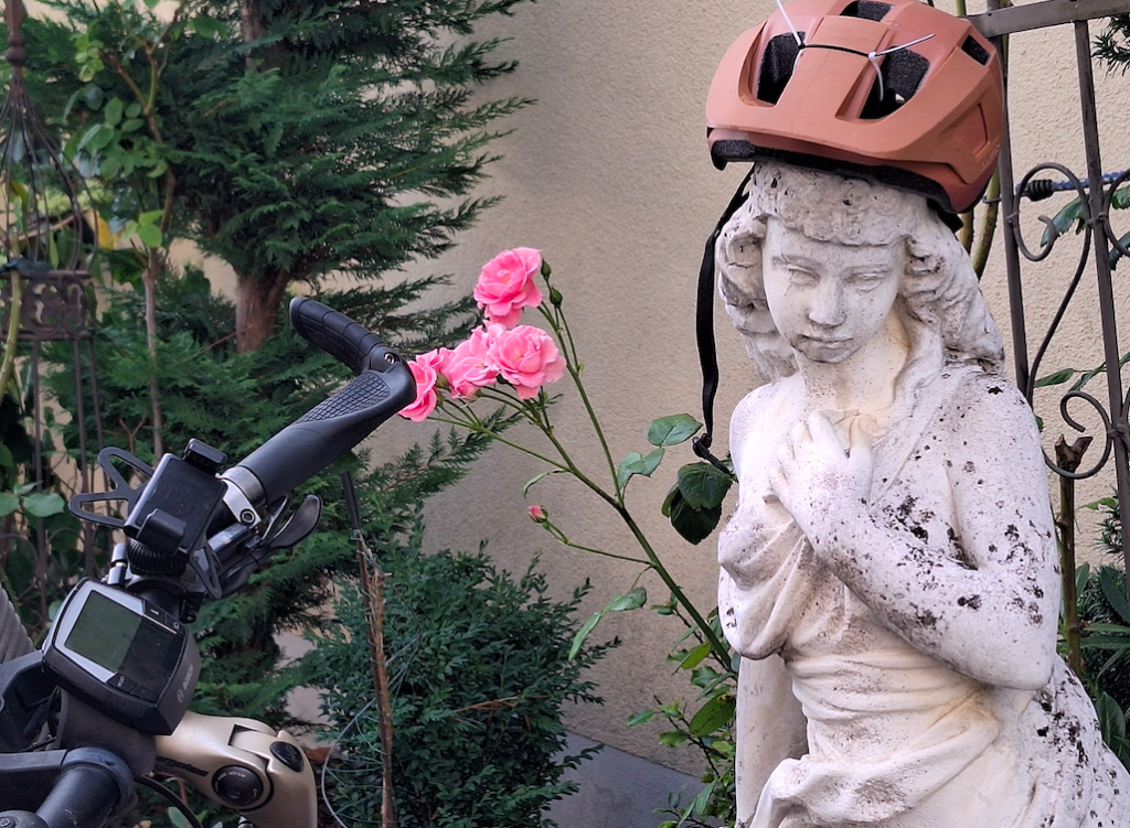 Viele Statuen im Garten des Privatcampings Breitenfurt – eine fand heute ihren Nutzen