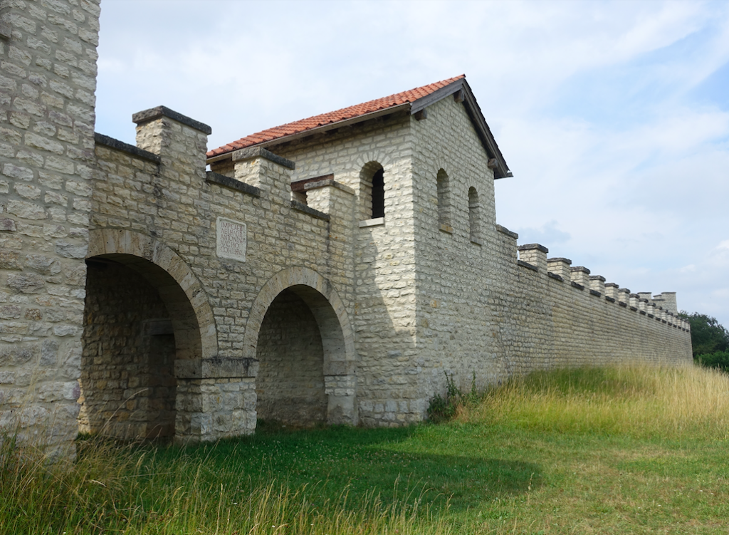 Rekonstruierter Eingang und Mauer des ehemaligen Kastelles