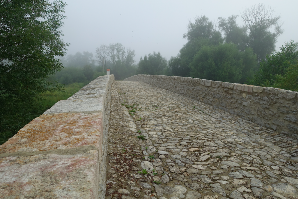 … an der mittelalterlichen Steinernen Brücke in Kindingen Brücke