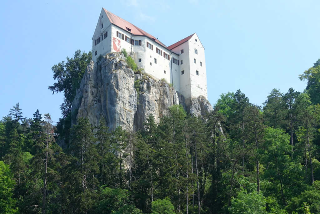 Burg Prunn hoch über der Almühl: Die deutsche Antwort auf die Meteora-Klöster in Griechenland?