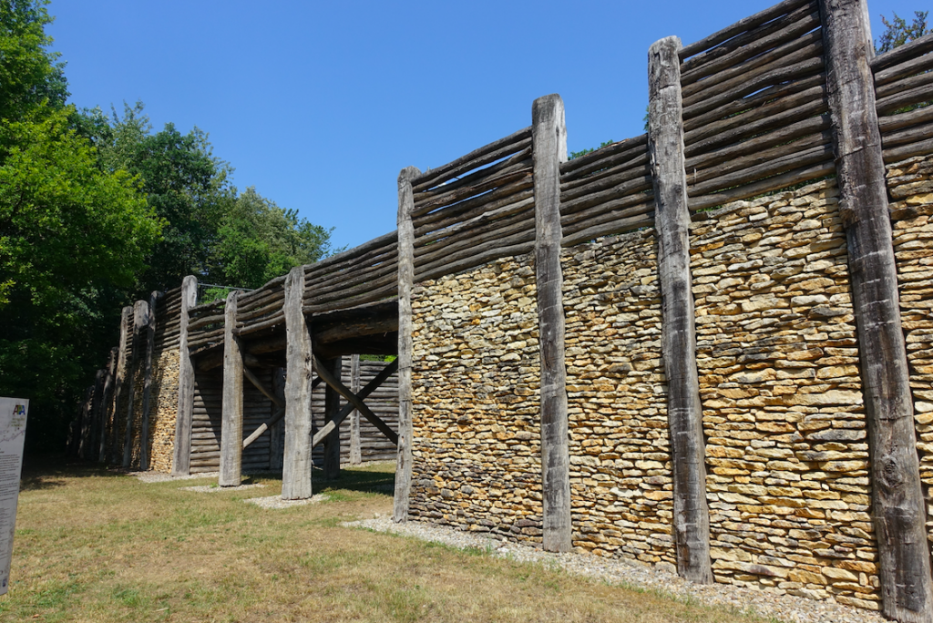 Rekonstruiertes keltisches Tor in Kelheim