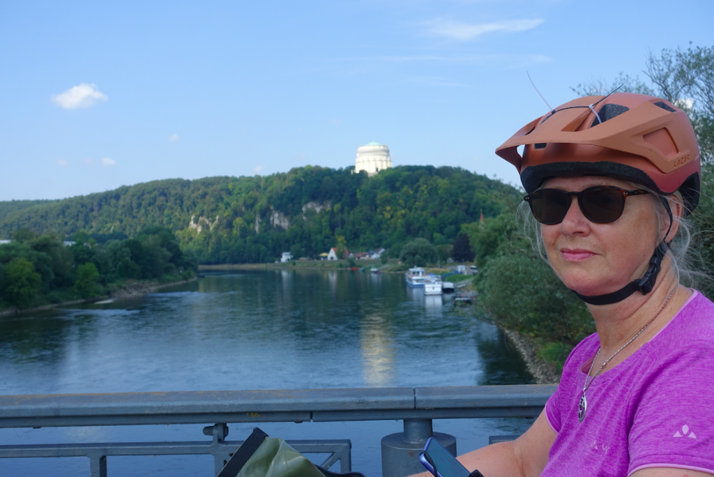 Wir sind an der Donau angekommen! Blick auf die Befreiungshalle im Hintergrund