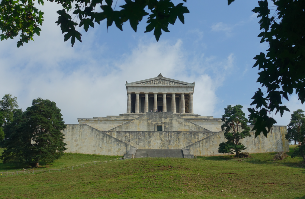 Walhalla auf dem mächtigen Portal