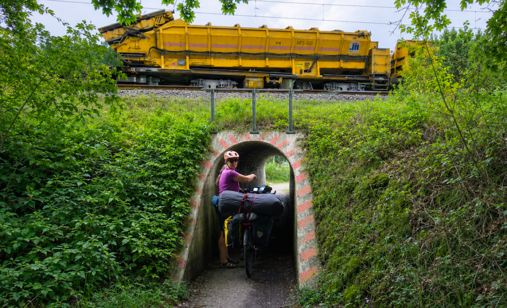 Schon ein komisches Gefühl, auf diese Weise unter die Räder eines Güterzuges zu kommen :)