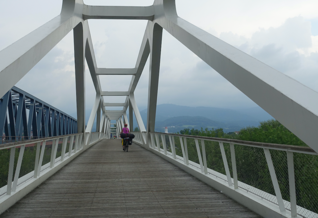 Fahrradbrücke neben der Bahnbrücke über die Donau – unter dräuenden Wolken