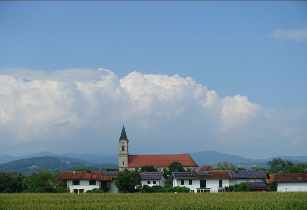 Blick auf ??? mit dem Bayrischen Wald im Hintergrund – und die Sonne ist wieder da