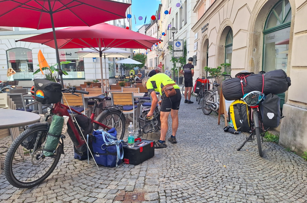 Wieder mal ein Fahrradladen: Diesmal Reparatur am Burley-Anhänger