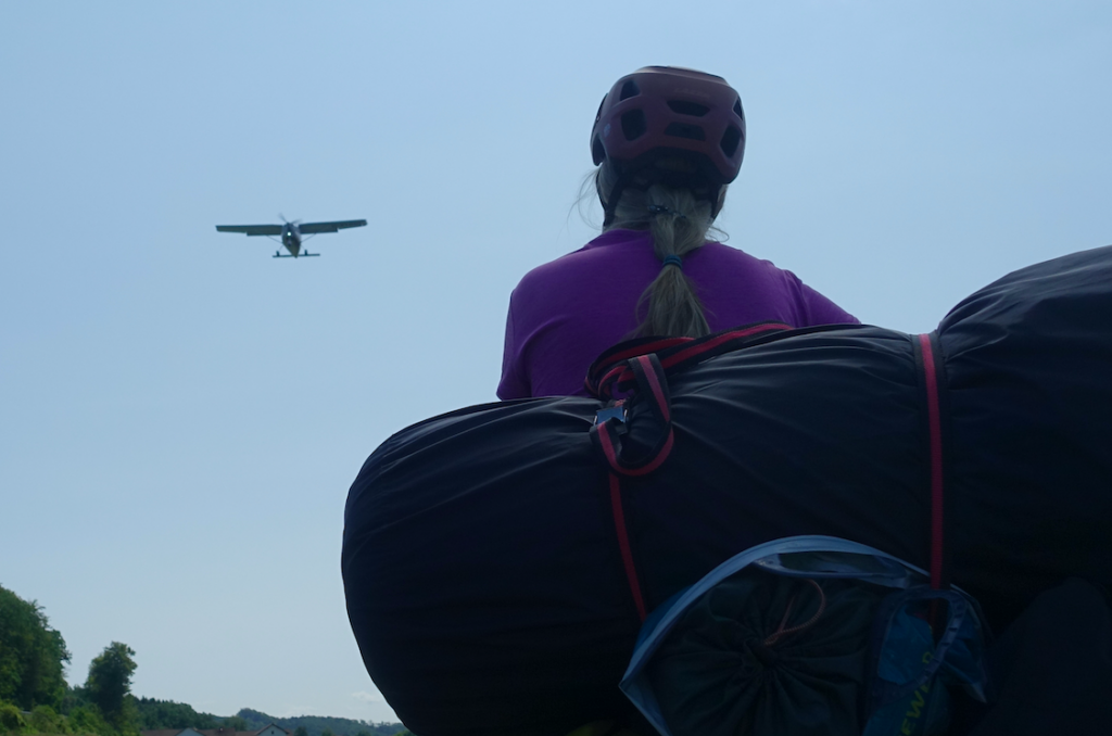 Hier stand auf einem Warnschild: Vorsicht, Flugzeuge kreuzen. Stimmt!