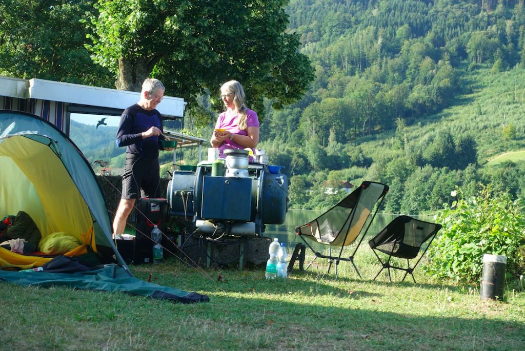 Frühstück bei Götterwetter auf dem Campingplatz