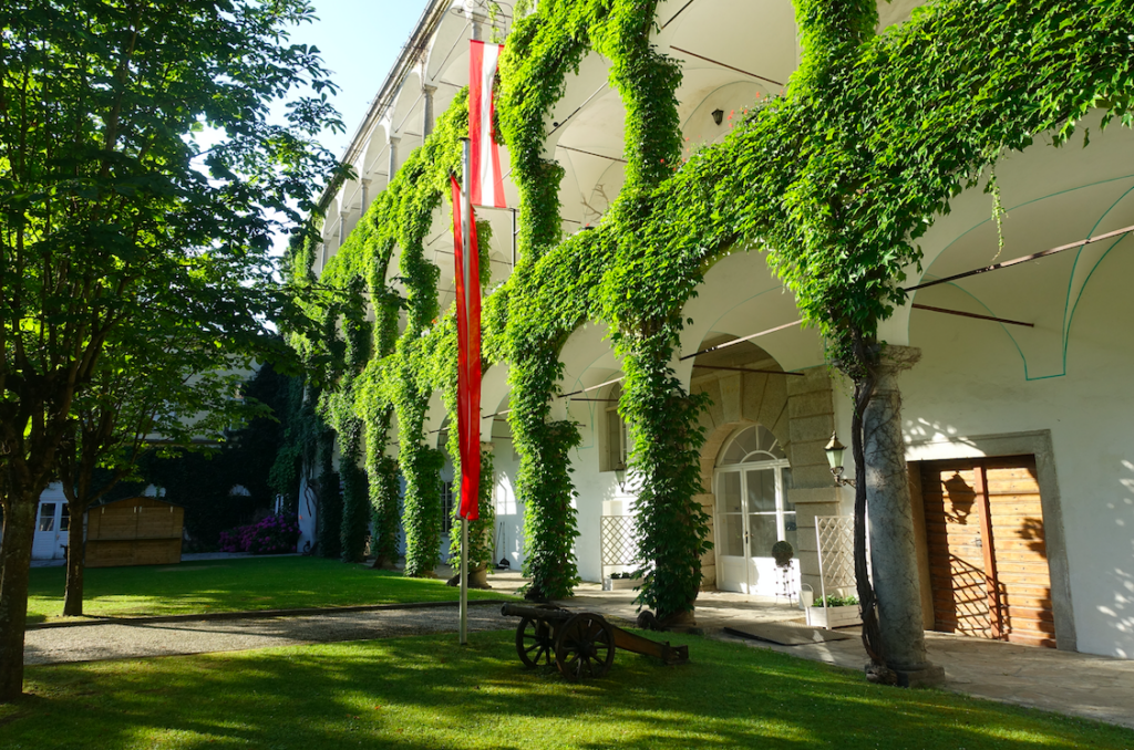 Die romantische Fassade des Schlosses