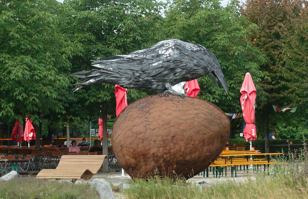Die Krähe und die Walnuss: Riesige Skulptur am Campingplatz