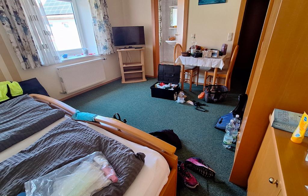 Selten so ein unaufgeräumtes Hotelzimmer gesehen. Wie soll man da gesund werden ;)