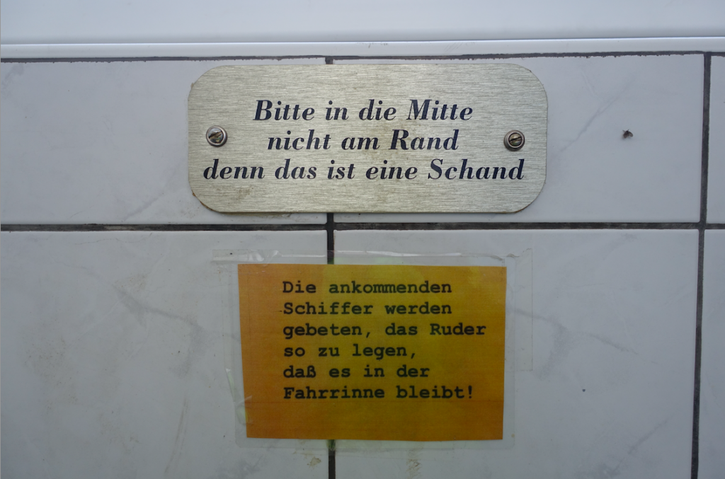 Lustige Schilder wie dieses am Pissoir im Café hätten wir noch viel mehr fotografieren können