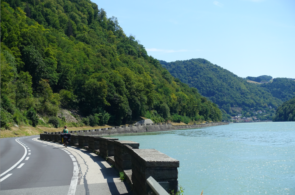 Wunderschön … nur hier fast ohne richtigen Radweg über viele Kilometer. Zum Glück war wenig Verkehr
