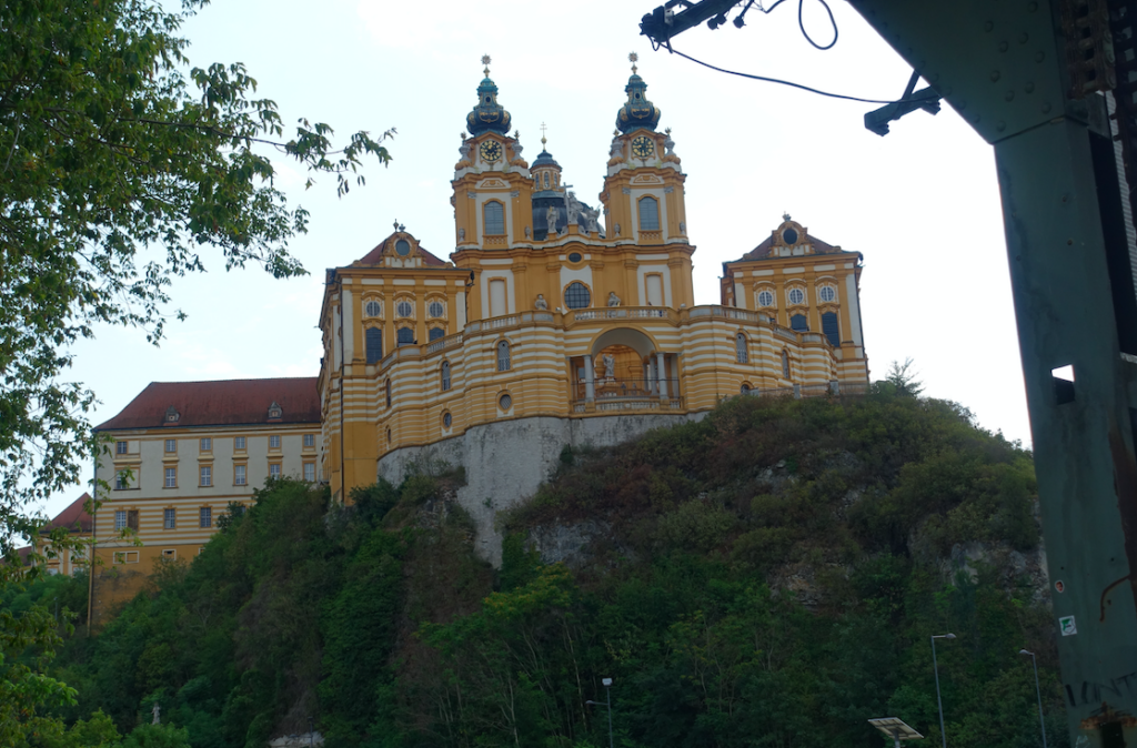 Stift Melk (wo wir vor Jahren bei einer Führung von Prunk fast erschlagen wurden)
