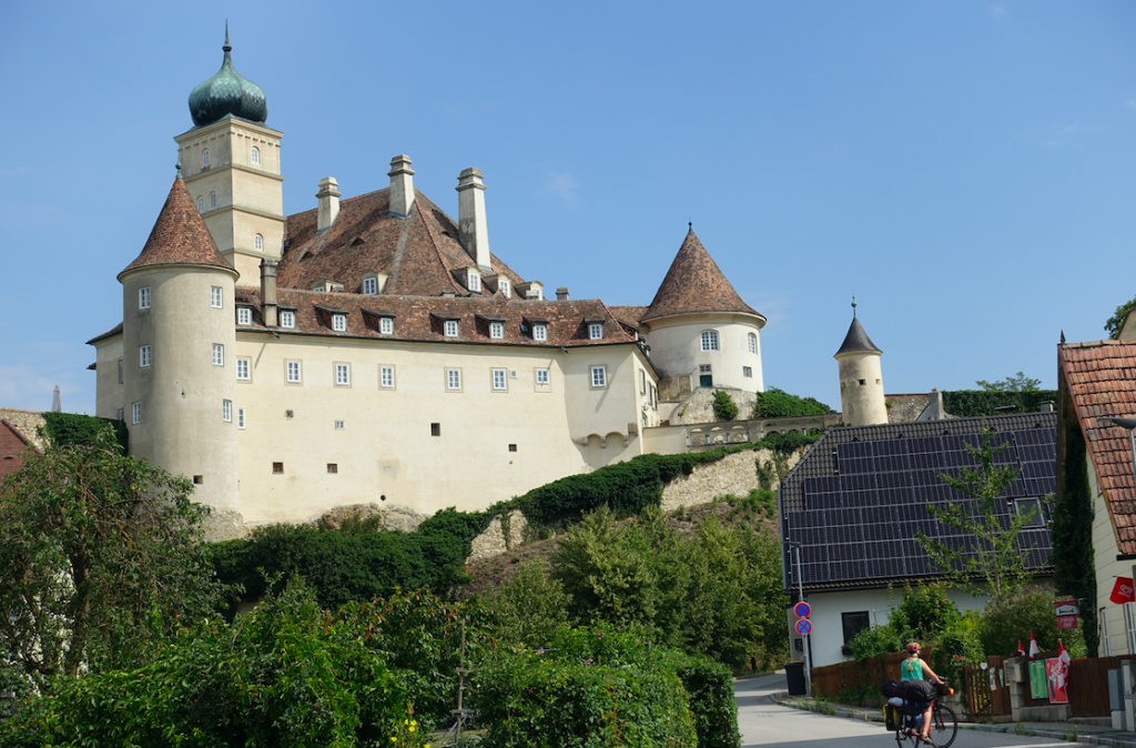 Schloss Schönbühel im Vorbeiradeln
