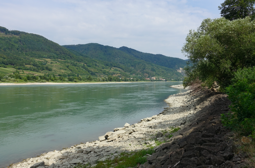 Vom schattigen Pausenplatz mit Blick auf die Donau