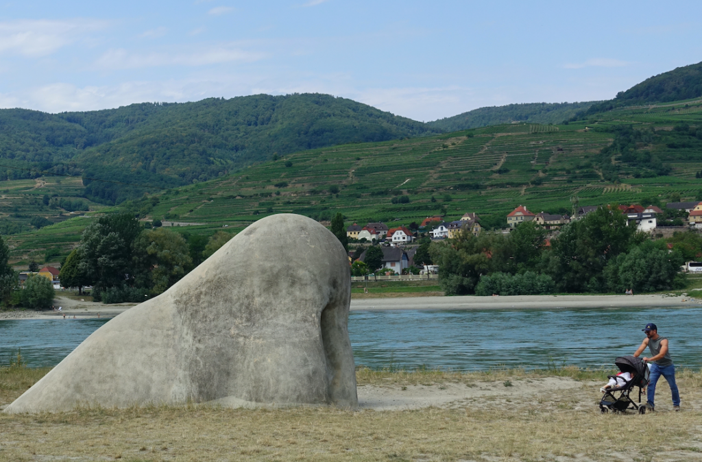 Begehbare, riesige Nase am Ufer der Donau. Äh???