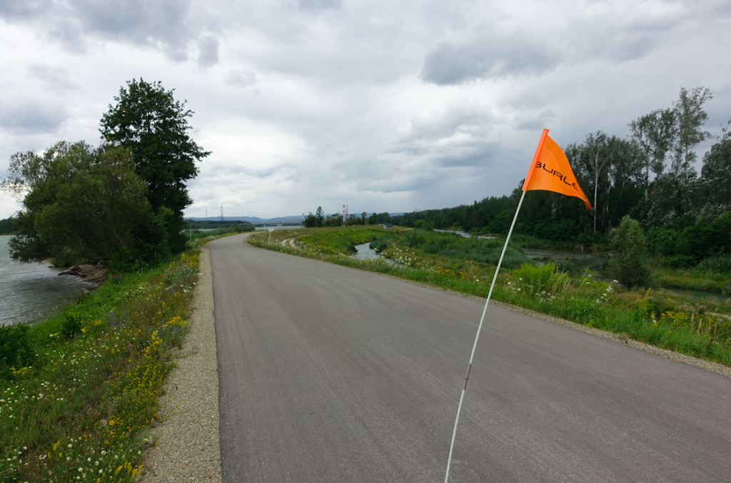 Sehr lange Deichstrecke zwischen Krems und Tulln – bei heftigen Böen