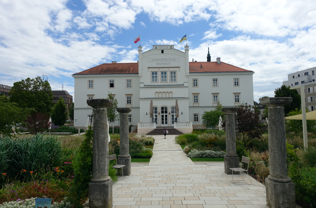 Ein Blick auf das mondäne Rathaus von Tulln
